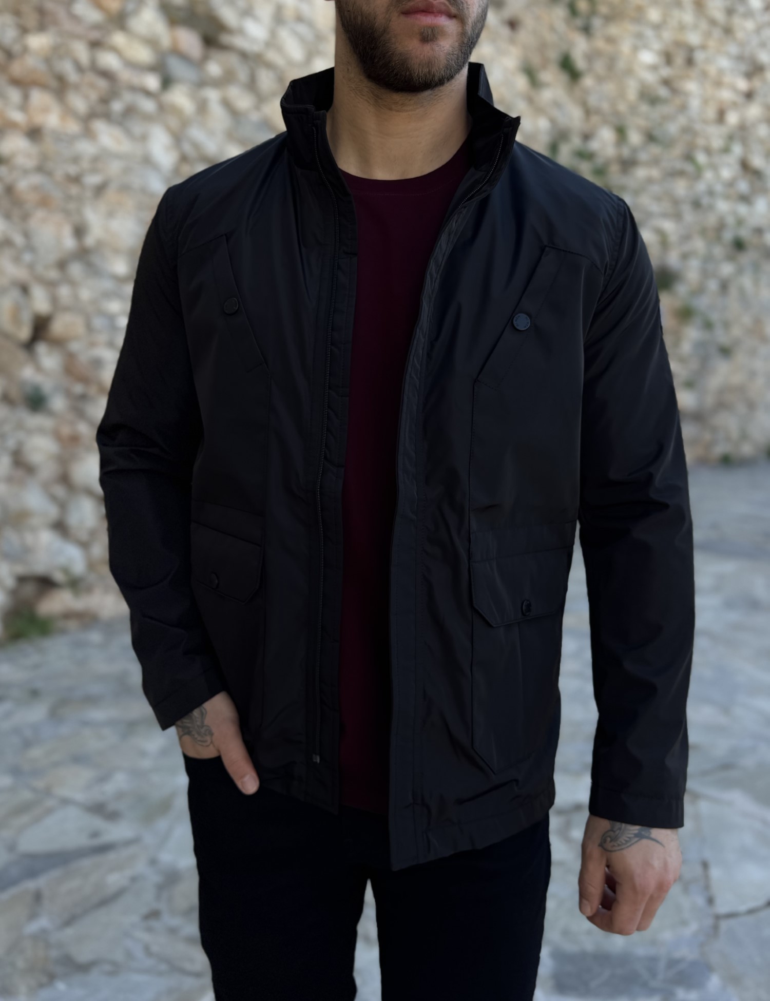 Ανδρικό μαύρο ελαφρύ μπουφάν με γιακά και ίσιο τελειώμα HM264085M